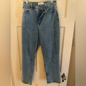 Abercrombie Curve Love Ultra High Rise 90s Straight Jean-Size 6S. Medium Wash.